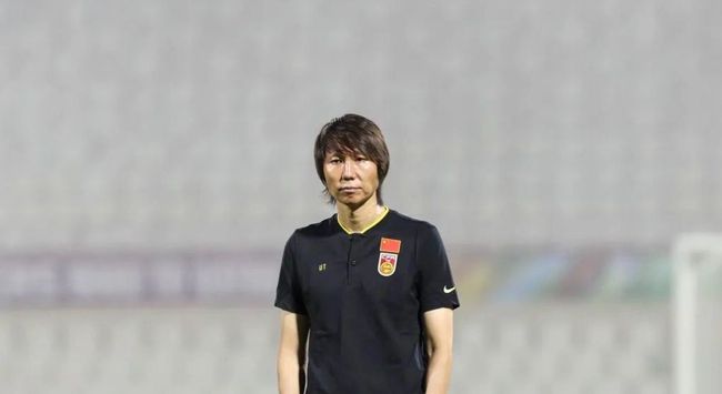 双乳被两个男人吮