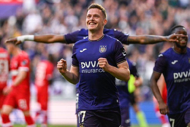 嗯啊h客厅hh乖女h出轨